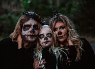 Halloween Tradition: Spooky Family Photos spooky family photos