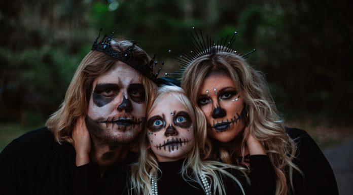 Halloween Tradition: Spooky Family Photos spooky family photos