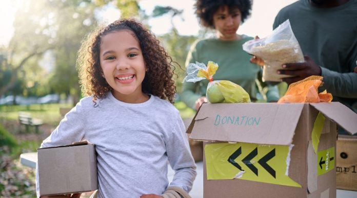 10 Engaging & Fun Ways to Involve Your Kids in Giving Back giving tuesday
